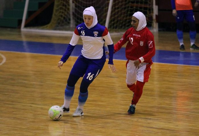 Сборная России по женскому мини-футболу надела хиджабы (5 фото)