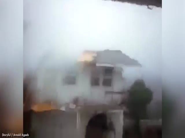Ураган Мэтью сорвал крышу с дома