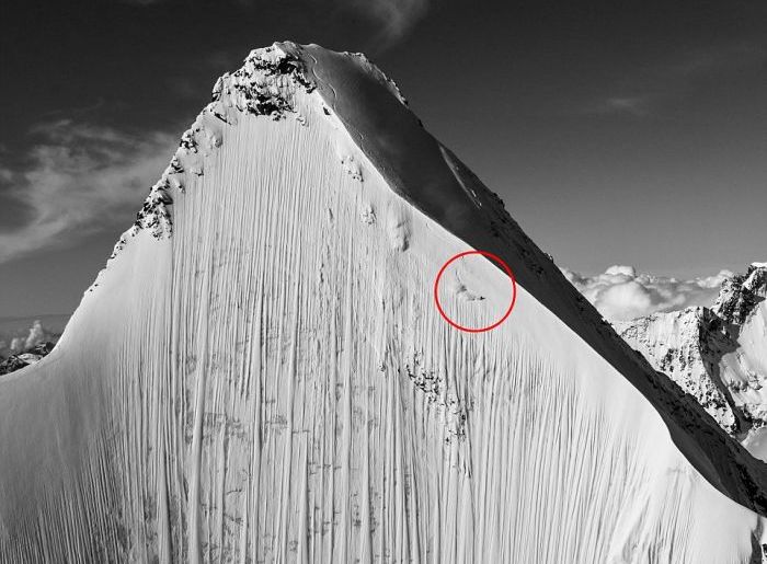 Горнолыжник-экстремал Джереми Хейц покорил почти вертикальный пик (4 фото + 2 видео)