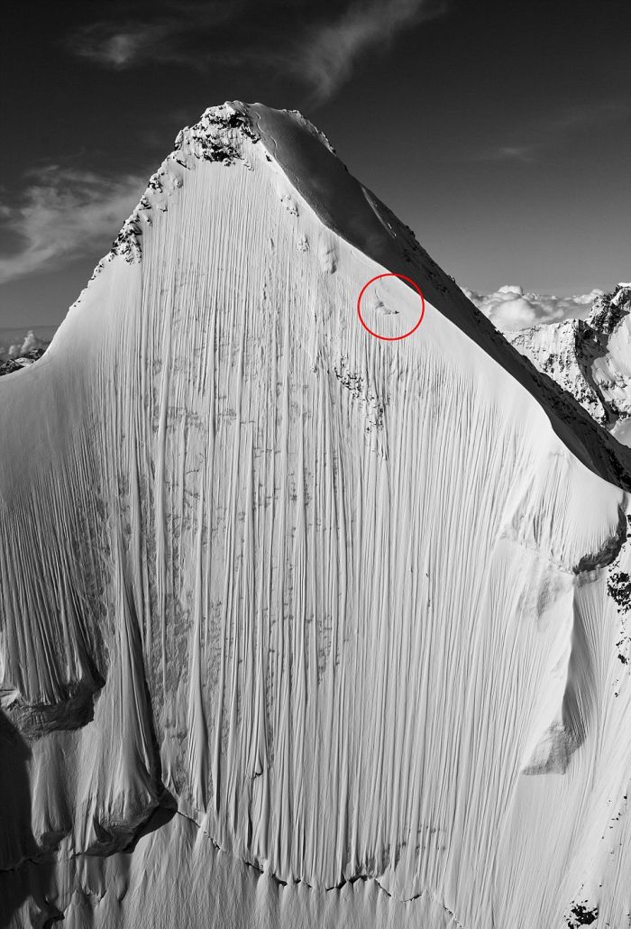 Горнолыжник-экстремал Джереми Хейц покорил почти вертикальный пик (4 фото + 2 видео)