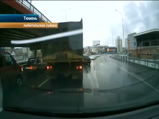 Водитель грузовика наказал торопыгу