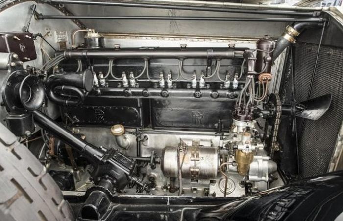 Rolls-Royce Phantom I, интерьер которого не уступает дворцовой роскоши (15 фото)