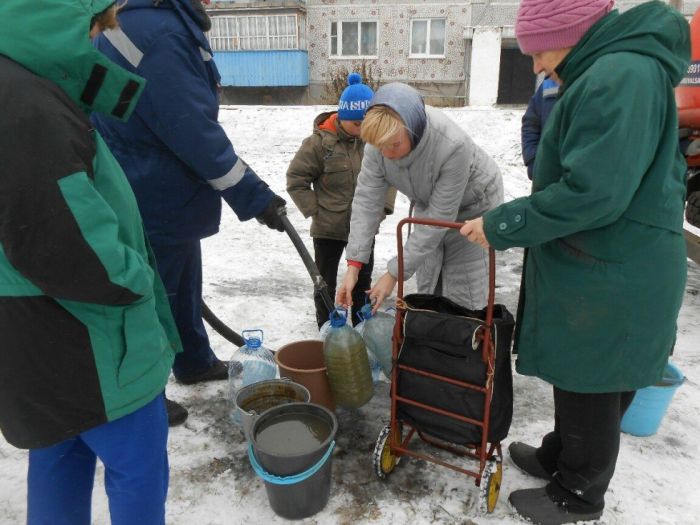 Жителям Омской области питьевую воду привезла ассенизаторская машина (2 фото)