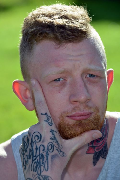 Парень сам набил татуировки со своим именем 39 девушкам (6 фото)