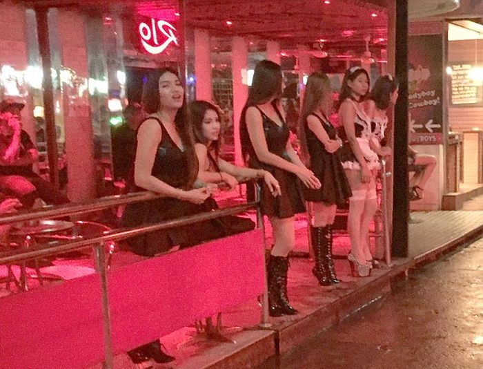 Проститутки Таиланда надели траурные одежды (3 фото)