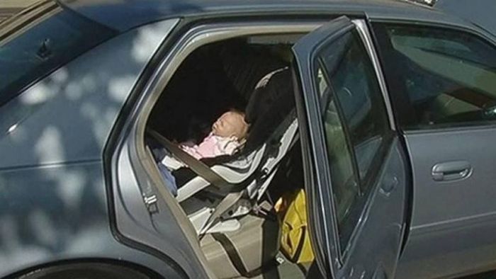 Запертый в машине младенец взволновал бдительных граждан (4 фото)