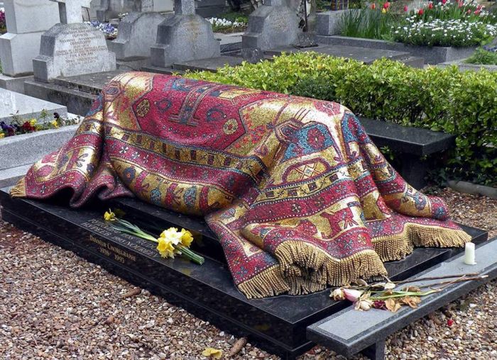 Мозаичный ковер на могиле Рудольфа Нуриева (4 фото)