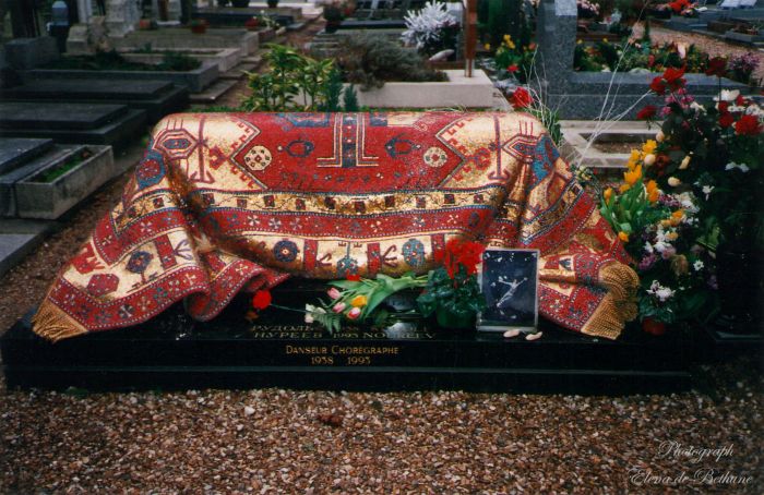 Мозаичный ковер на могиле Рудольфа Нуриева (4 фото)