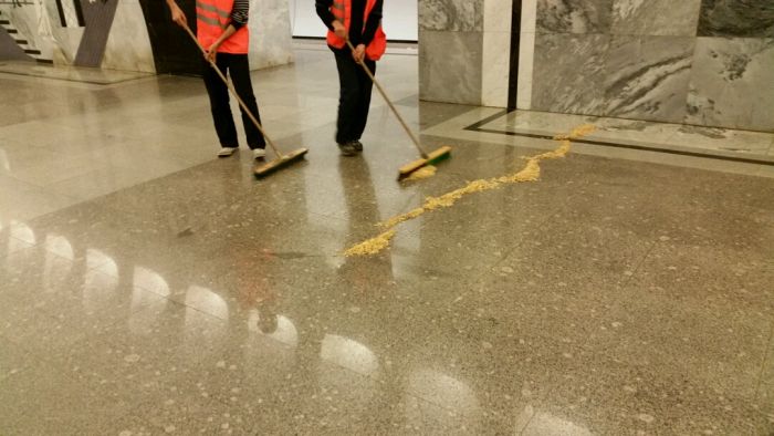 Зачем по полу российского метро разбрасывают опилки (2 фото)