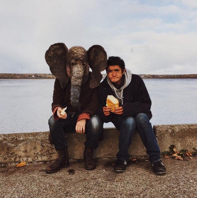 «Пьяный хобот»: человек в маске слона фотографируется в грустных местах России (13 фото)