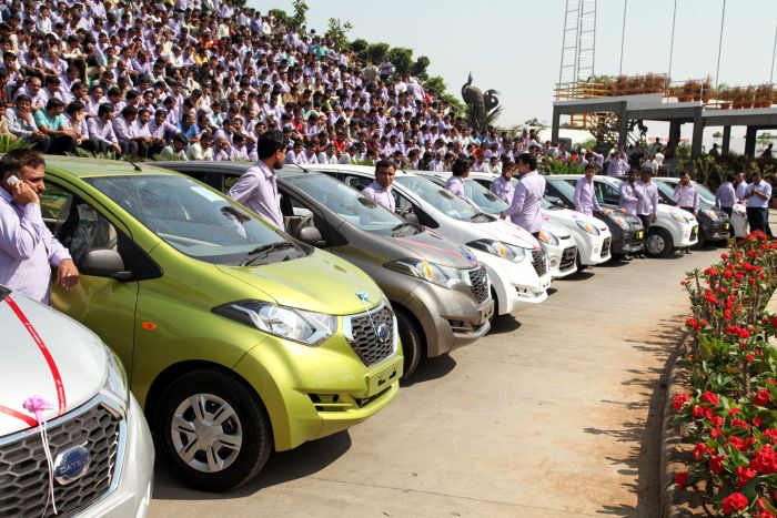 Индийский предприниматель подарил сотрудникам своей компании 1260 машин и 400 квартир (4 фото)