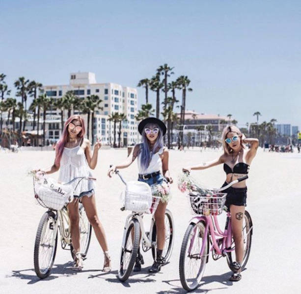 Девушки на велосипедах (41 фото)