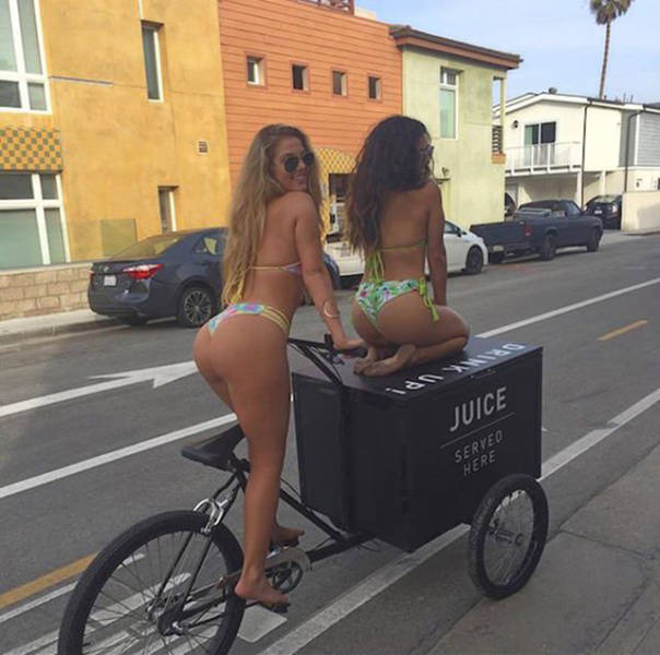 Девушки на велосипедах (41 фото)