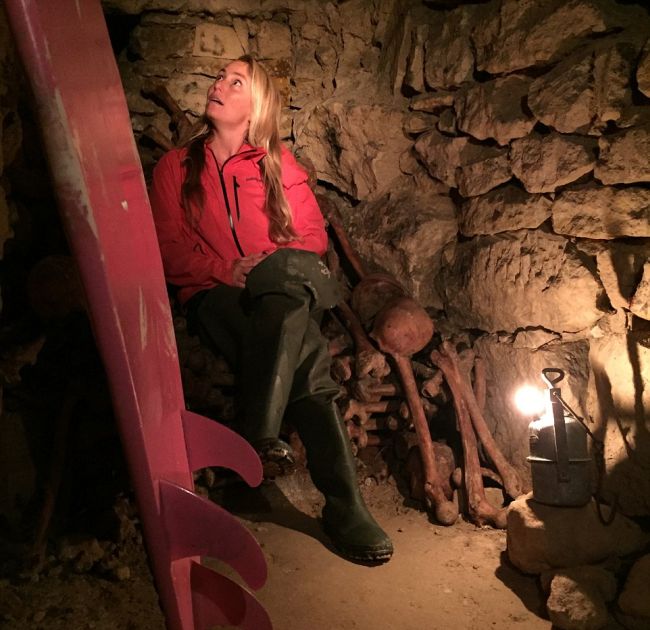 Американка в бикини исследует парижские катакомбы (13 фото)