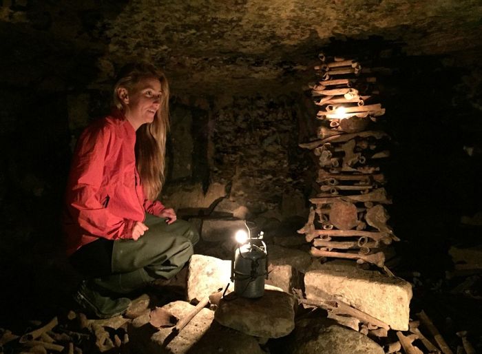 Американка в бикини исследует парижские катакомбы (13 фото)