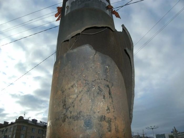 Фонарный столб времен Сталинградской битвы (2 фото)