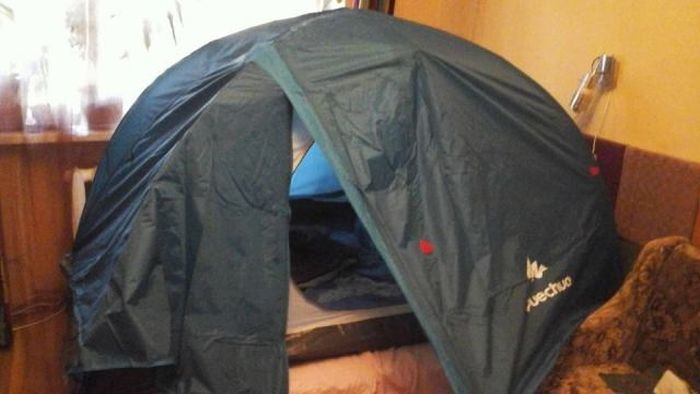 Житель Днепра решил согреться в неотапливаемой квартире с помощью палатки (2 фото)