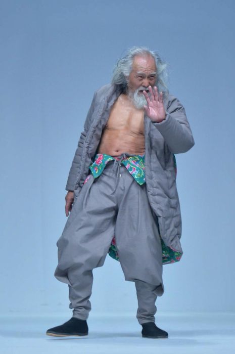 80-летний китаец покоряет модные подиумы страны (6 фото)