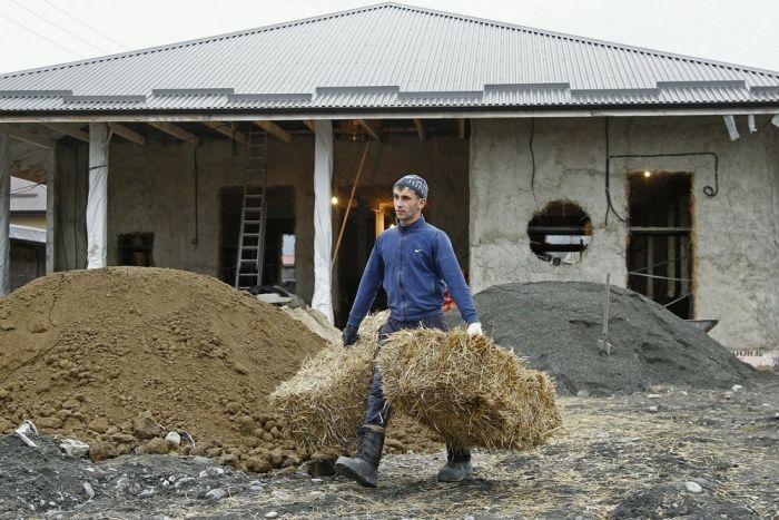 Во Владикавказе бизнесмен строит дом из соломы (14 фото)