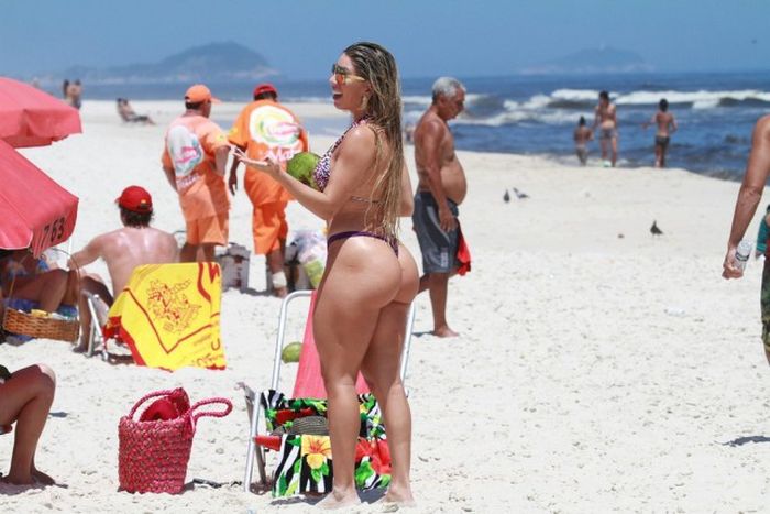 Фигуристые бразильянки загорают на пляжах (36 фото)