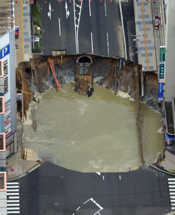 Обвал грунта на шоссе в Японии (6 фото + видео)