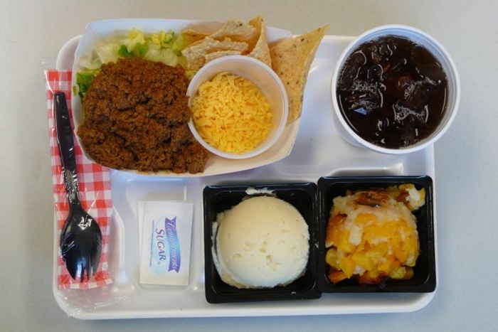 Чем кормят в школах разных стран