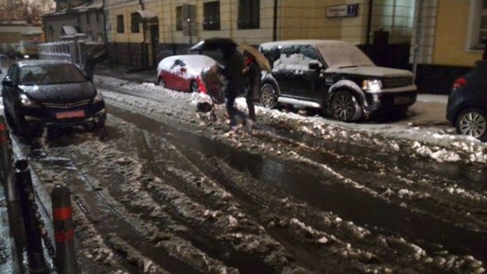 Как московские коммунальщики борются с последствиями снегопада (7 фото)