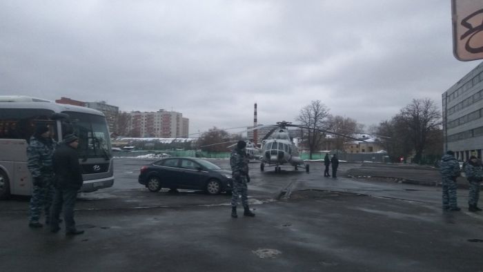 Вертолет Дмитрия Медведева у станции метро «Бауманская» (4 фото)