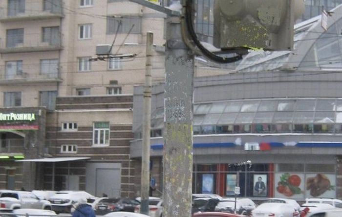 В Санкт-Петербурге чиновники «очистили» столб от рекламы с помощью графического редактора (4 фото)