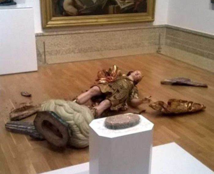 В музее Лиссабона турист разбил статую XVIII века, пытаясь сделать селфи (2 фото)