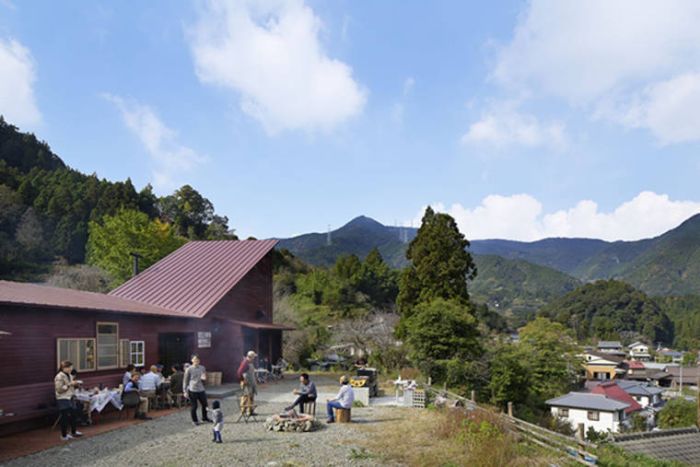 В Японии появился бар, построенный из мусора (9 фото)