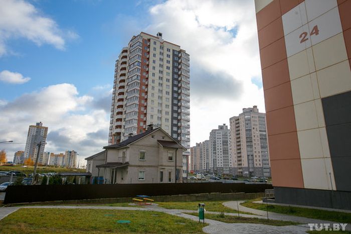 Житель Белоруссии отстоял свой дом под Минском (4 фото)