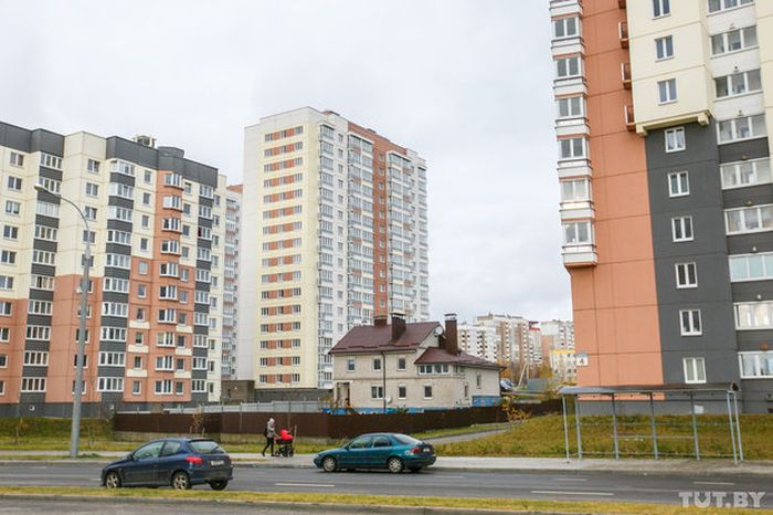 Житель Белоруссии отстоял свой дом под Минском (4 фото)