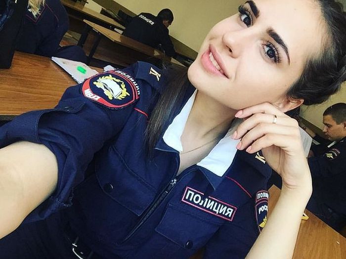 Очаровательные девушки на службе нашей полиции (9 фото)