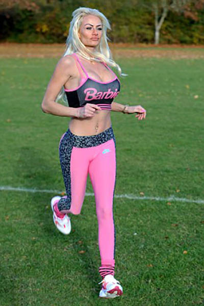 Британка потратила 125 000 долларов, чтобы стать похожей на Барби (12 фото)