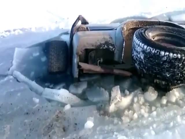Автомобиль ушел под лед