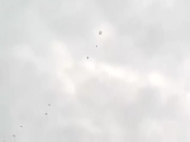 Десантники запутались стропами парашютов во время прыжка