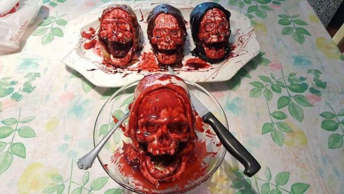 Американский кулинар готовит торты в виде окровавленных черепов (16 фото)