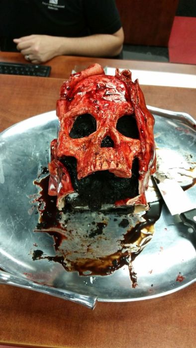 Американский кулинар готовит торты в виде окровавленных черепов (16 фото)