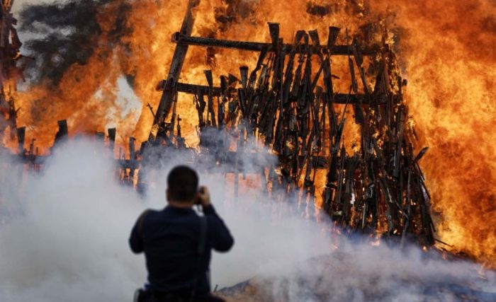 В Кении сожгли изъятое у населения нелегальное оружие (12 фото)