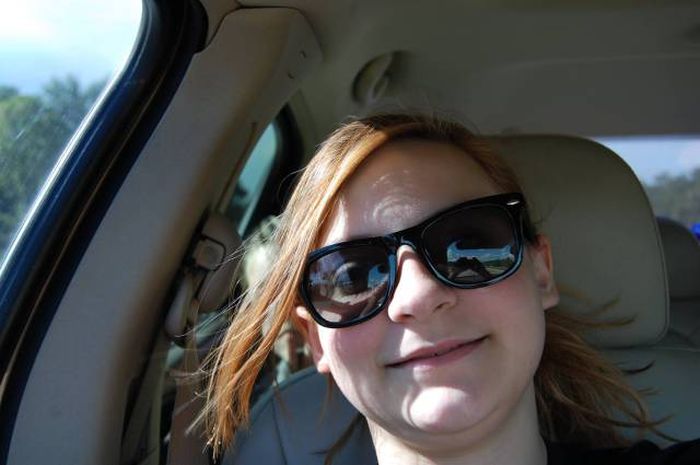 Девушка сфотографировала призрака на заднем сидении своего авто (3 фото)