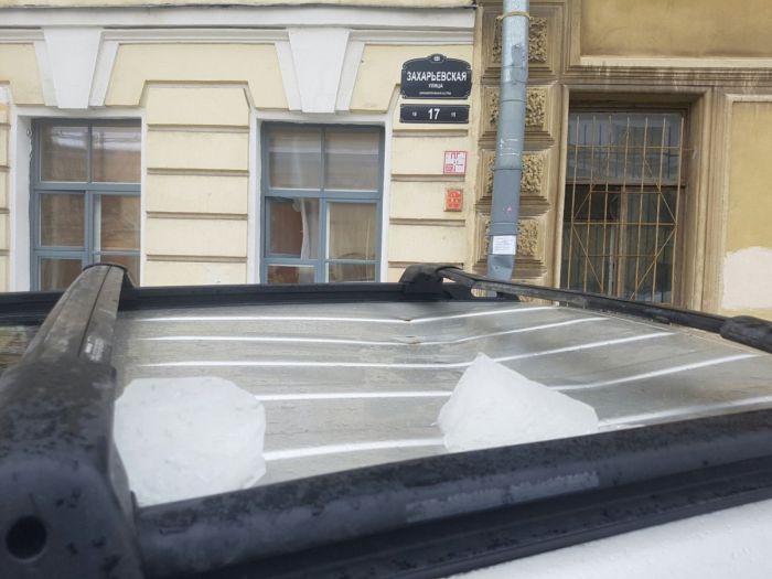 В Санкт-Петербурге сосульки пробивают крыши и падают на автомобили (4 фото)