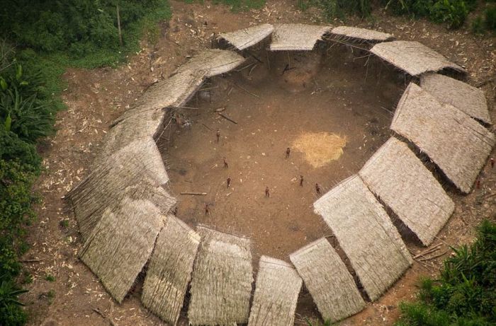 На Севере Бразилии найдено племя, которое никогда не контактировало с остальным миром (4 фото)