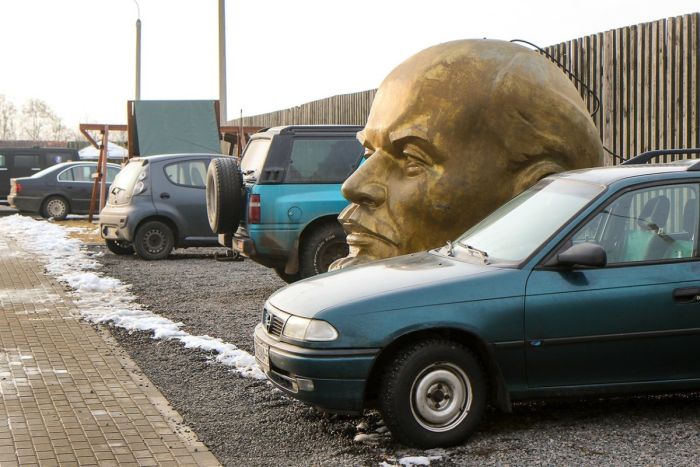 Под Минском «припарковали» гигантскую голову Ленина (3 фото)