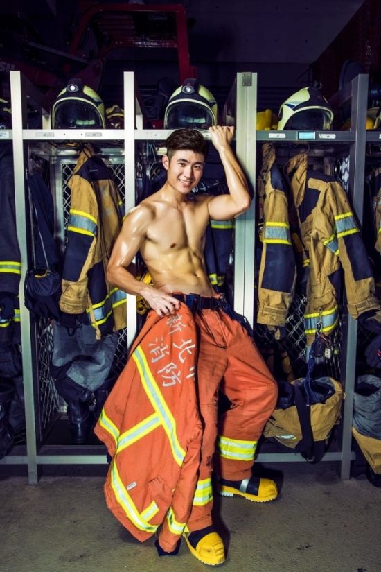 Симпатичные пожарные (11 фото)