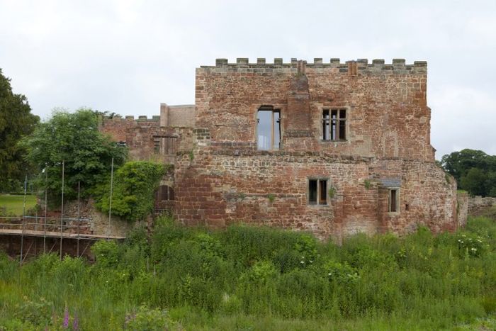 Современный дом в развалинах старого замка в Великобритании (16 фото)