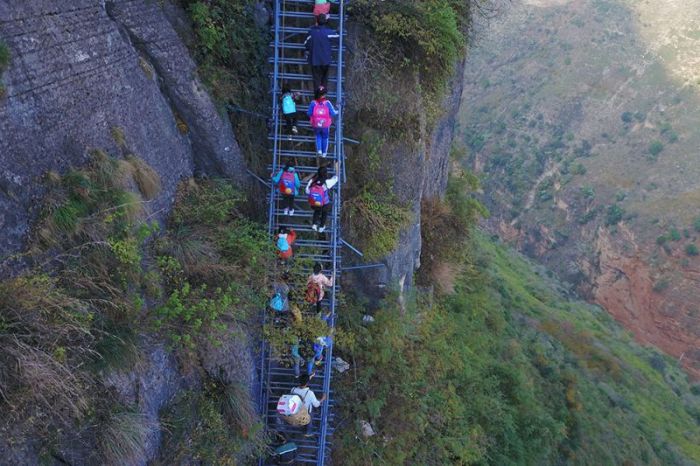 Власти Китая построили металлическую лестницу в горах для деревенских школьников (16 фото)