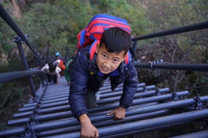Власти Китая построили металлическую лестницу в горах для деревенских школьников (16 фото)