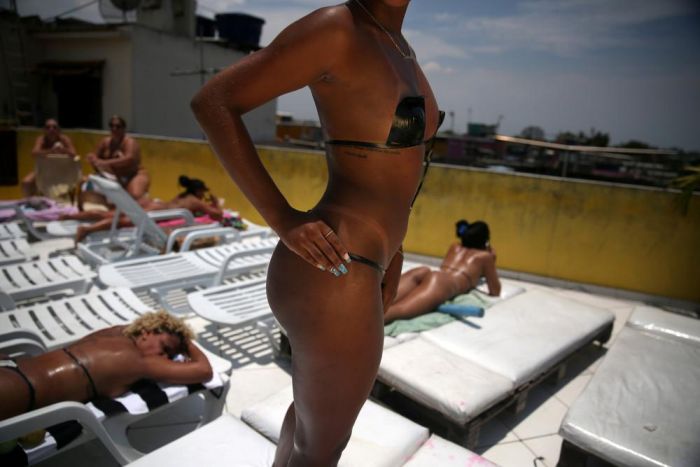 Бикини из изоленты стали новым трендом в Бразилии (17 фото)