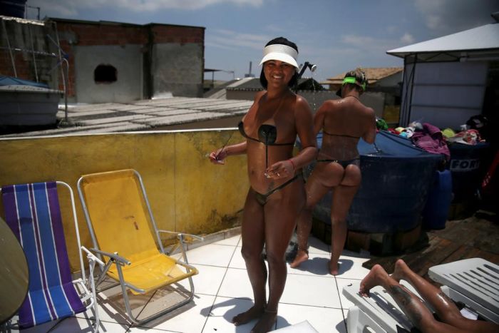 Бикини из изоленты стали новым трендом в Бразилии (17 фото)